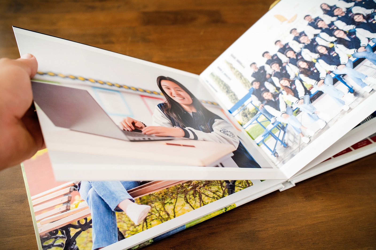 Anuario escolar abierto con fotos de alumnos BF Fotografía Lima