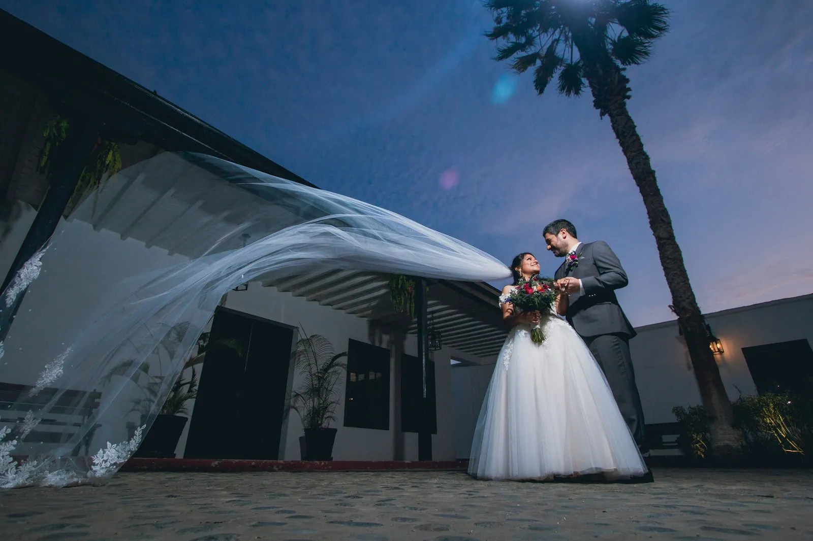 Fotografo capturando momentos de boda en iglesia Lima