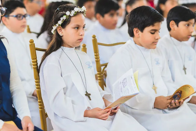 Ni&ntilde;os con sus velas durante la ceremonia